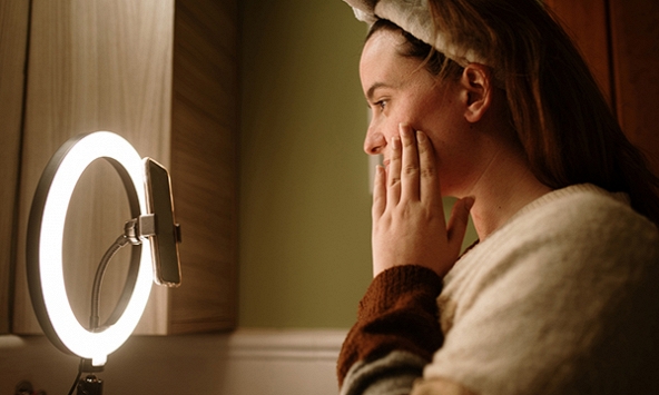 Nguy cơ tổn thương da lâu dài từ xu hướng chăm sóc da trên mạng xã hội