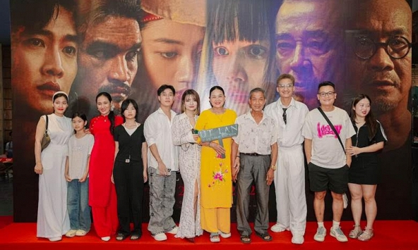 Xem con trai lần đầu diễn phản diện, mẹ Mạc Văn Khoa thổ lộ: “nhìn rất sợ” 