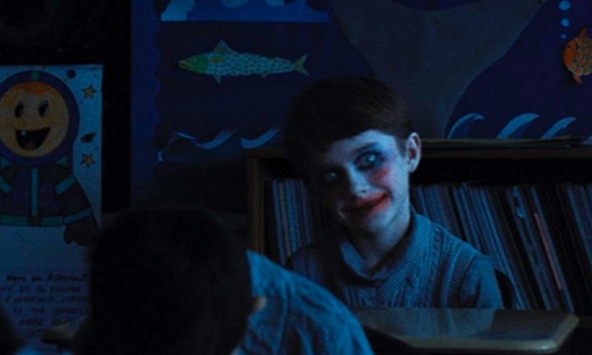 Bom tấn kinh dị mới từ đạo diễn Barbarian, hé lộ vụ mất tích bí ẩn của 17 đứa trẻ lúc 2:17 sáng