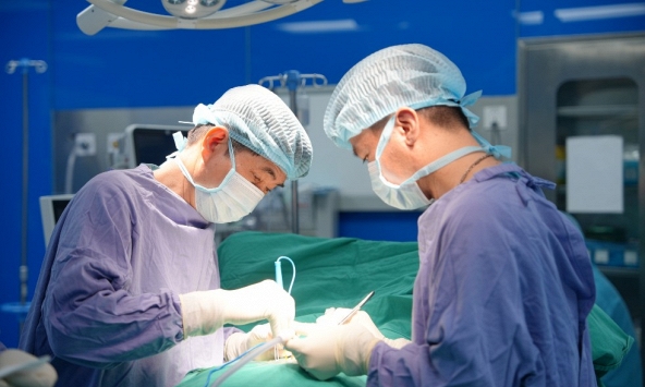 Kịp thời cứu sống bệnh nhân bị lưỡi dao máy cắt cắm xuyên sọ não