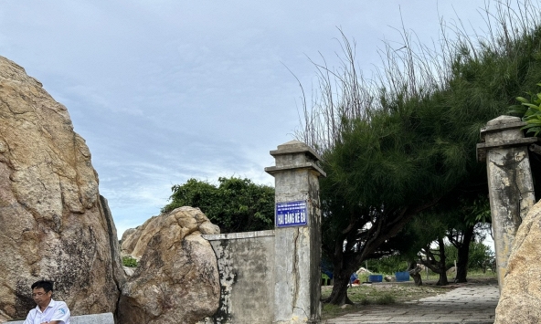 Tại sao di tích hải đăng Kê Gà đột ngột đóng cửa sau bê bối thu phí trái phép?