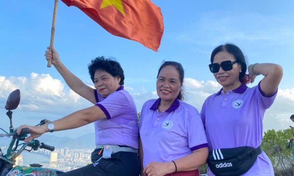 Đại gia đình Chi hội Nữ Trí thức tỉnh Khánh Hòa cùng chinh phục núi Cô Tiên