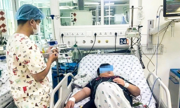 TP.HCM: Bé trai 12 tuổi nặng 83kg suy hô hấp nặng, tổn thương gan khi mắc sốt xuất huyết 
