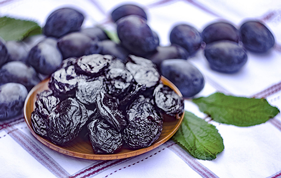 Mận khô, “siêu thực phẩm” bất ngờ giúp xương chắc khỏe cho phụ nữ
