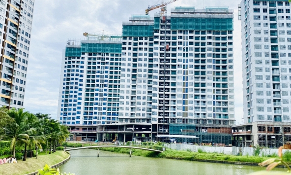 Giá nhà TP.HCM vẫn 'trên trời': Giấc mơ an cư xa dần với người thu nhập thấp