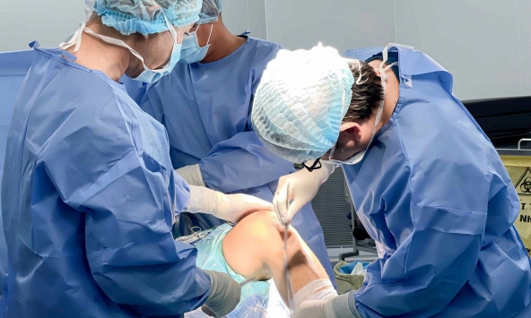 Vinmec Cần Thơ phẫu thuật thành công chấn thương khớp gối do đá bóng, thực hiện bởi giáo sư từng điều trị cầu thủ chuyên nghiệp