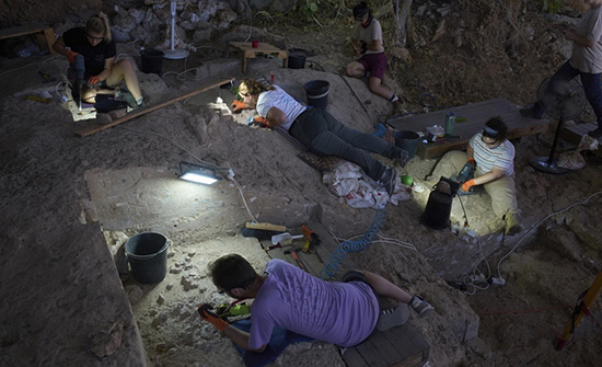 Địa điểm chôn cất 100.000 năm tuổi hé lộ manh mối đầu tiên về nghi lễ tâm linh của loài người