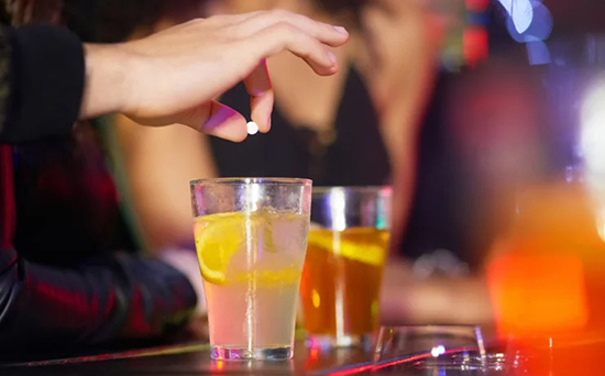 Phát minh hình xăm tạm thời giúp phát hiện thuốc mê trong đồ uống tức thì