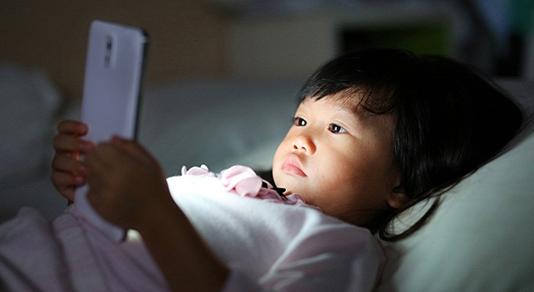 Trẻ dưới 13 tuổi không nên tiếp xúc với smartphone, chuyên gia cảnh báo