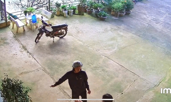 Xông vào nhà dân với vật giống dao: Phụ nữ và trẻ em bị uy hiếp ngay trong không gian an toàn nhất