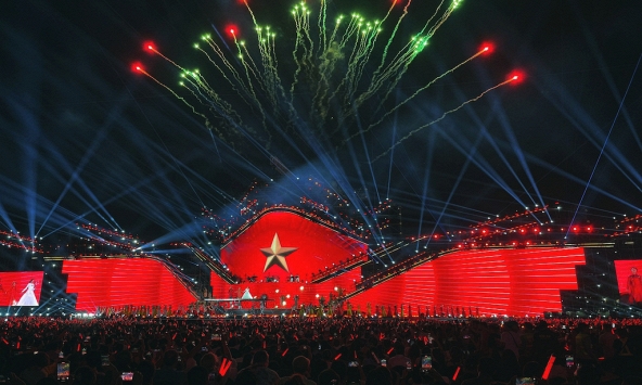 'V-Concert Rạng rỡ Việt Nam”: Khi hơn 2,5 vạn trái tim cùng hòa nhịp tại “thành phố sự kiện” mới của Thủ đô