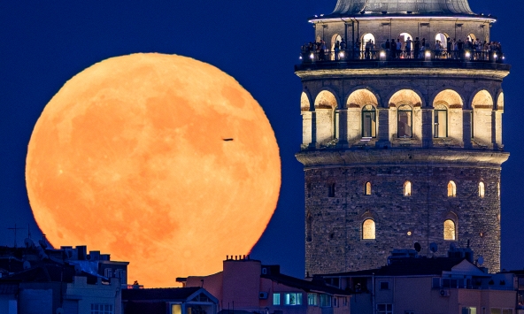 Chiêm ngưỡng siêu trăng tháng 8 rực rỡ trên khắp thế giới
