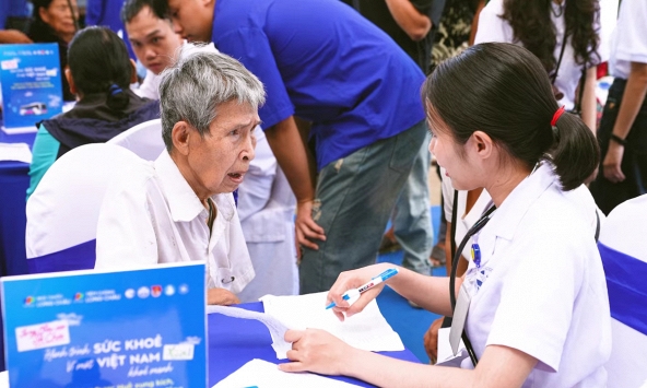 'Long Châu sẻ chia - Hành trình sức khỏe” mang yêu thương và dịch vụ y tế đến với bà con huyện A Lưới – Huế