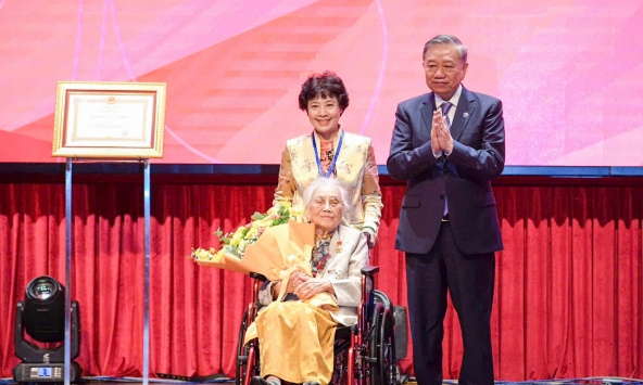 Bà Nguyễn Thị Bình được phong Anh hùng Lao động