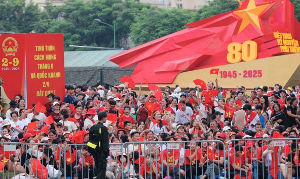 Người dân hát 'Như có Bác Hồ trong ngày vui đại thắng' khi chờ đón buổi sơ duyệt diễu binh