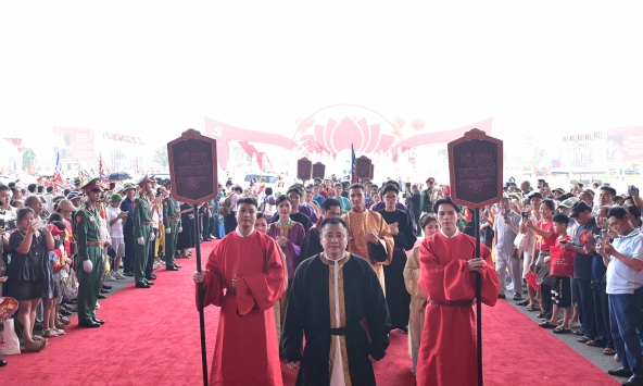 Triển lãm A80: Ấn tượng với màn diễu hành cổ phục, hóa thân thành Tráng sĩ Thầy Mo của NSND Tự Long 