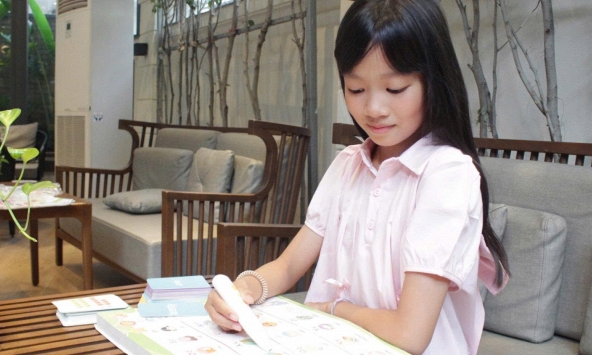 Bí quyết mẹ không giỏi ngoại ngữ vẫn giúp con 10 tuổi nói lưu loát tiếng Anh và Trung