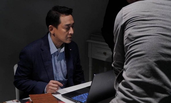  Hứa Vĩ Văn căng thẳng diễn cùng đàn cá trê trong phim kinh dị ‘Đồi hành xác: Tà thuyết đen trở lại’