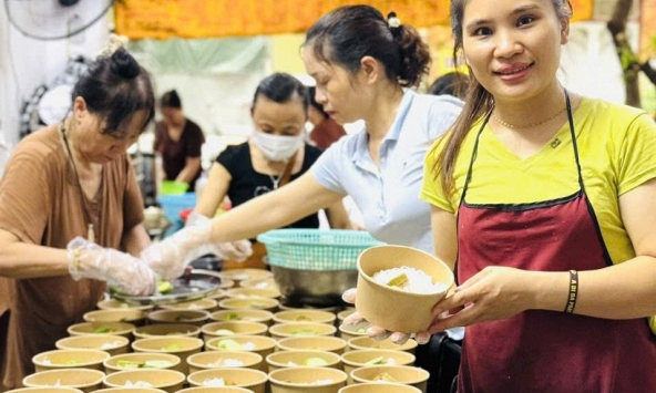 Hơi ấm từ bi trong những suất cơm chay dành tặng bệnh nhân ung thư