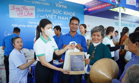 Long Châu  cấp phát thuốc miễn phí cho các hoàn cảnh khó khăn trên địa bàn tỉnh Vĩnh Long