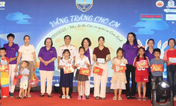 Hiệp hội Nữ Doanh nhân Việt Nam vui Tết Đoàn Viên cùng hàng trăm gia đình quân nhân Vùng 4 Hải Quân 