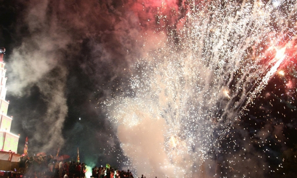 Biển hoa đăng thắp sáng sông Lục Đầu cầu an