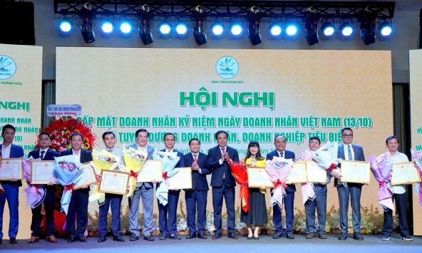 Lãnh đạo tỉnh Khánh Hòa quyết liệt chuyển đổi tư duy từ quản lý, kiểm tra, thành hỗ trợ, phục vụ với doanh nhân, doanh nghiệp.