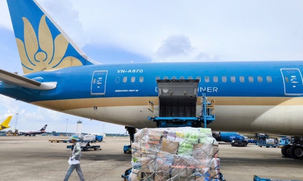 Vietnam Airlines và Đường sắt Việt Nam chung tay vận chuyển miễn phí hàng cứu trợ đến miền Trung