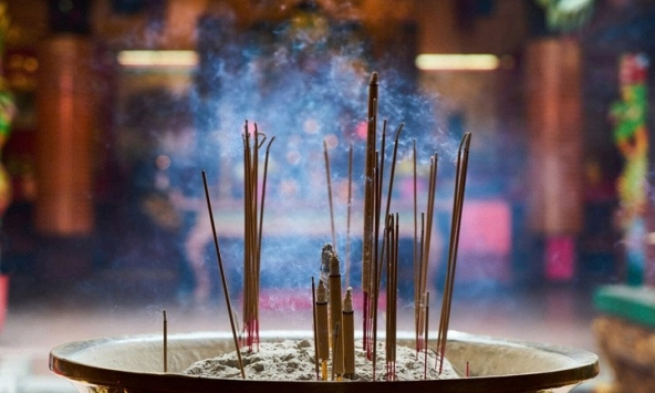 4 khung giờ đại kỵ không nên thắp hương