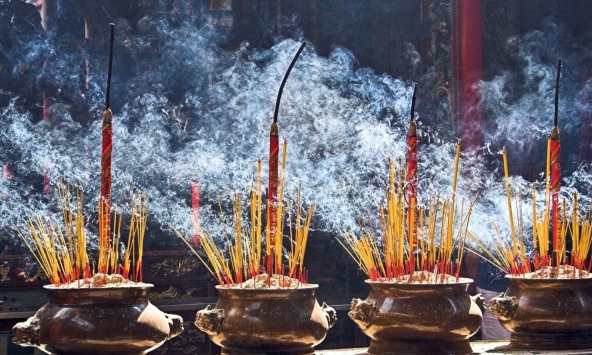 6 lỗi sai khi thắp hương khiến bề trên nổi giận