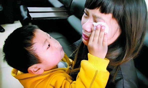 Con trai thường xuyên ú ớ, khóc thét giữa đêm, mẹ sinh nghi liền đến trường xem camera: Những gì nhìn thấy khiến chị chết lặng