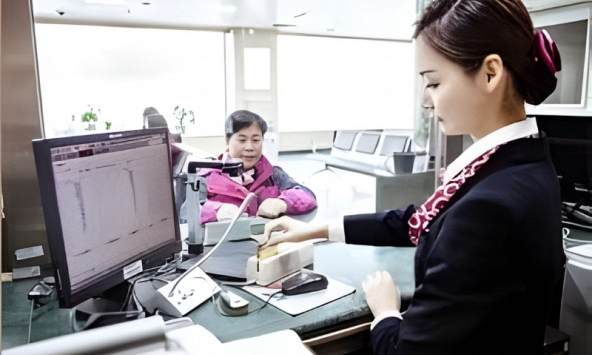 Mẹ qua đời để lại 1 cuốn sổ tiết kiệm, con gái đến ngân hàng rút tiền mà chết sững vì câu nói của nhân viên