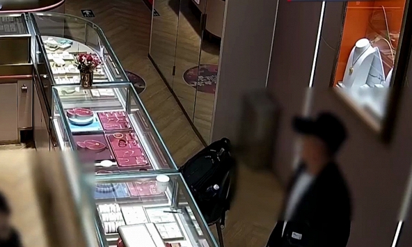 Cậu bé mang 5 chỉ vàng đi bán, chủ tiệm chỉ trả gần 700.000 đồng, cha mẹ biết chuyện lại cảm ơn rối rít