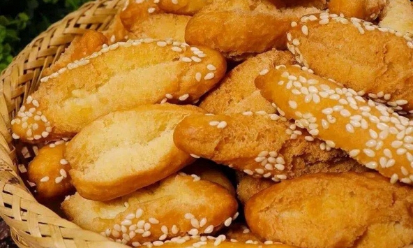 Cho 2 quả trứng vào trộn với bột mì, cán mỏng và cắt thành từng dải...: Món ngon khiến cả gia đình phấn khích ăn sạch trong nháy mắt