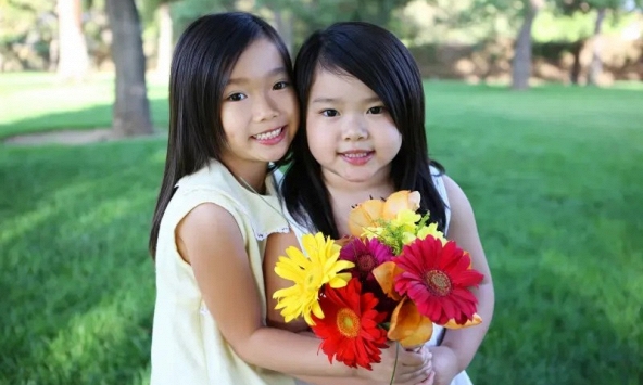 Trong số chị em ruột, những người có cuộc sống suôn sẻ nhất thường sở hữu 2 đặc điểm chung này!