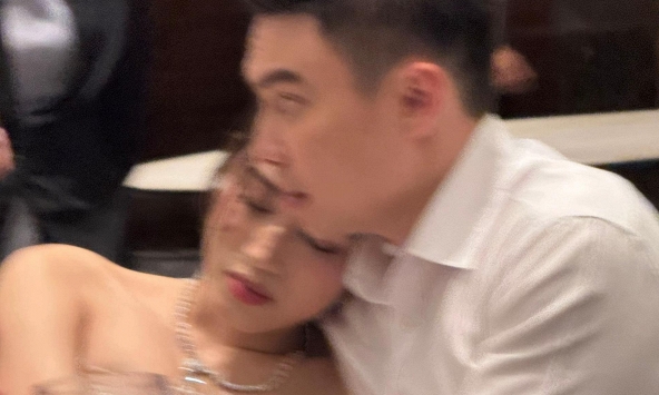 Bức ảnh out nét của vợ chồng TGĐ Tập đoàn Sơn Hải được bàn tán không ngớt 