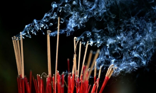 3 khung giờ nên tránh thắp hương