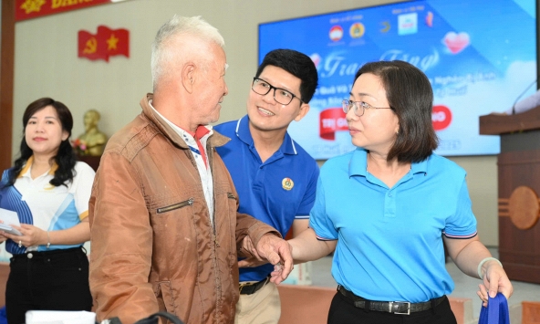  Hàng trăm hộ gia đình vùng lũ nhận chia sẻ từ mạnh thường quân sau cơn đại hồng thủy