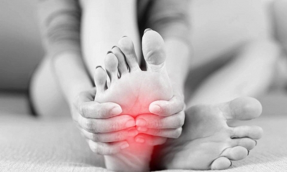 Nếu bàn chân bạn xuất hiện 5 dấu hiệu này, có thể là cảnh báo bệnh nghiêm trọng: Hãy chú ý kỹ hơn khi rửa chân mỗi ngày