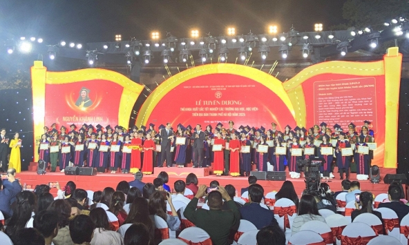 Tuyên dương 95 thủ khoa xuất sắc tốt nghiệp các trường đại học, học viện trên địa bàn Thành phố Hà Nội năm 2025