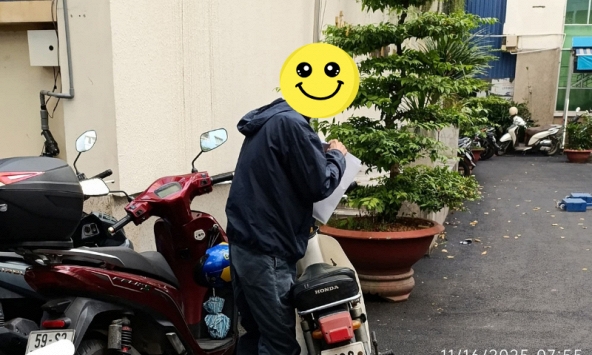 Cậu sinh viên gầy gò, chạy xe máy cà tàng bị bảo vệ chặn lại hỏi 'Em đi đâu': Danh tính thật khiến ai cũng ngỡ ngàng!