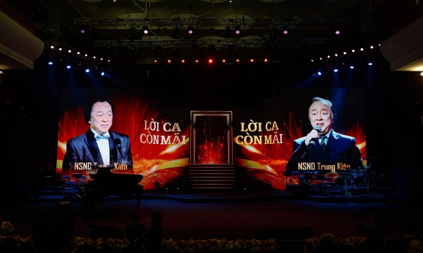 Tiếng hát cố NSND Trung Kiên vang lên giữa sân khấu, khán giả nghẹn ngào trong đêm tri ân