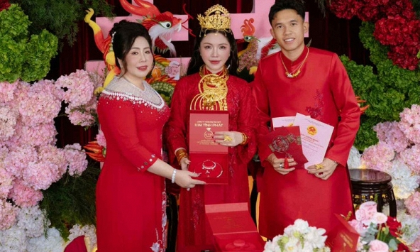 Đám cưới dát vàng của tiền vệ tuyển Việt Nam: Quà cưới nhiều đến hoa mắt nhưng nổi bật nhất là món quà cực kì tinh tế của mẹ vợ