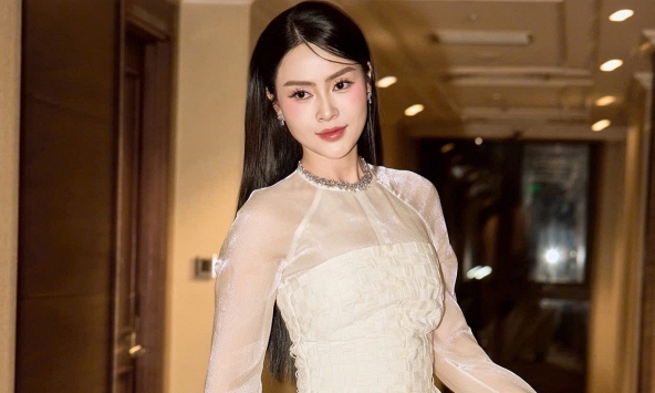 Hoa hậu Kim Thảo diện bà ba trắng nền nã, gây sốt với vai trò Đại sứ hình ảnh Du lịch 