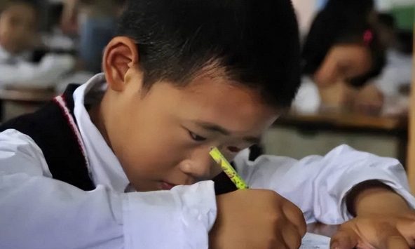 Học sinh làm '1+2+2=5' bị cô giáo gạch đỏ, phụ huynh bức xúc đi kiện thì nhận về câu nói gây sốc: 'Sao vô lý vậy được?'