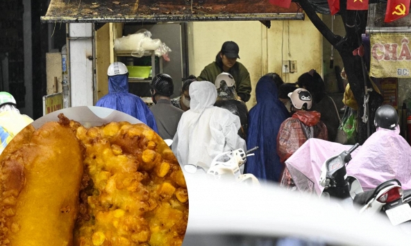 Thực tế tại hàng bánh chuối Hà Nội khiến khách 'ức phát khóc': Người mua vẫn tới đông nghịt dù trời mưa lớn