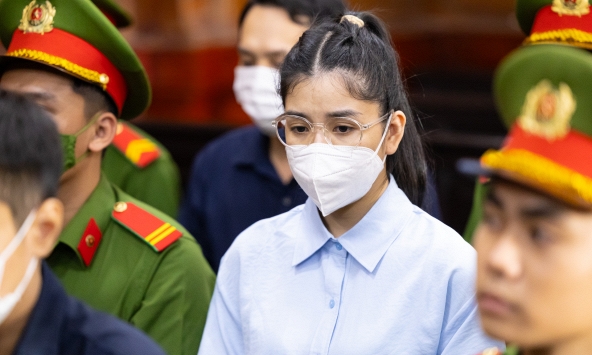  CLIP: Hằng Du Mục bật khóc khi luật sư đề cập 'bị cáo vẫn phải vắt sữa vì đang nuôi con nhỏ'