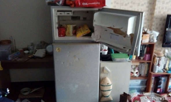 Mở tủ lạnh, bé gái 14 tuổi suýt mất ngón tay cái