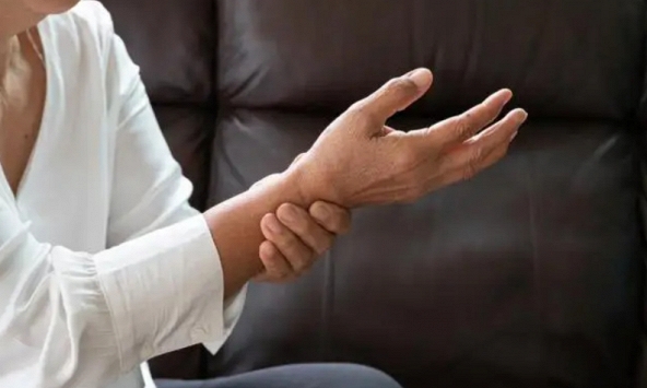 Dù nam hay nữ, thấy tê ở 3 vùng này thì nghĩ ngay đến dấu hiệu tắc nghẽn mạch máu, sau tuổi 50 càng không được bỏ qua