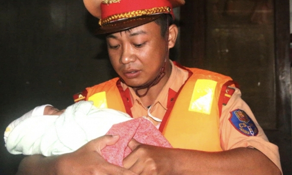 Em bé 20 ngày tuổi được cứu khỏi vùng lũ sau hơn 2 ngày ở trên nóc nhà cùng mẹ